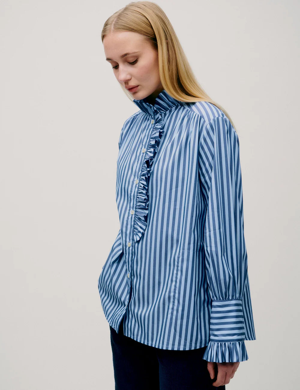 APOF Annemonne Blouse | Blue Stripe | Skjorte med sidelommer & flæser
