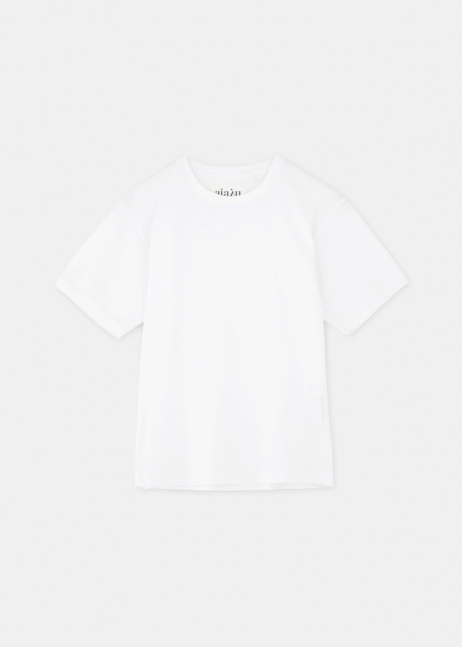 En hvid t-shirt med korte ærmer ligger fladt på en hvid baggrund. "aiailu" er trykt, spejlvendt, lige under halsudskæringen.