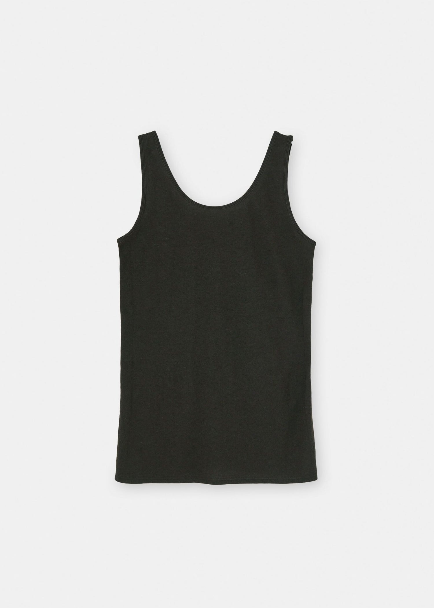 En sort tanktop ligger fladt på en hvid baggrund. Den har en rund hals og er lavet af et blødt, mat materiale.