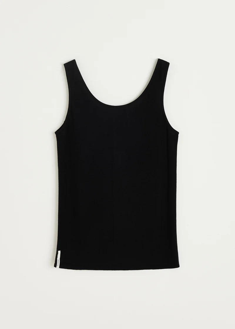 En sort tanktop er udlagt fladt mod en hvid baggrund. Den har en rund halsudskæring og er ærmeløs.