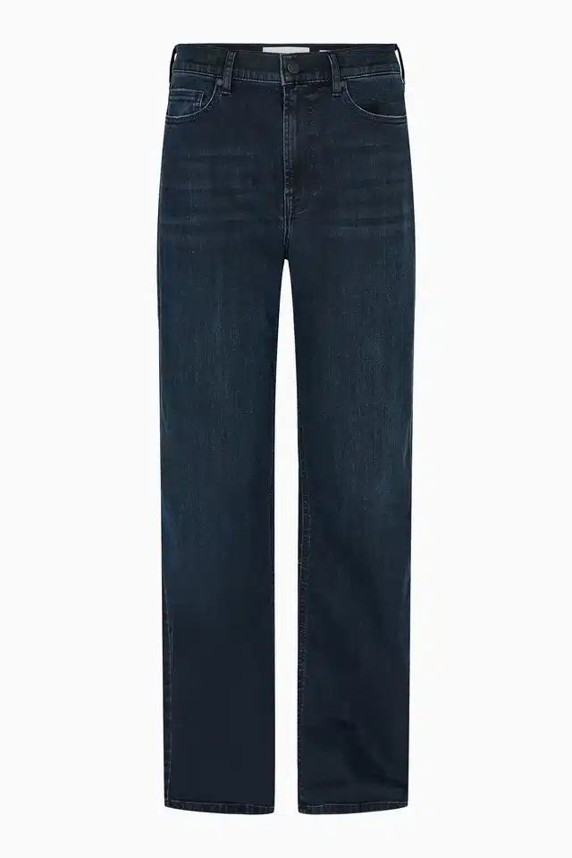 Et par mørkeblå jeans står oprejst mod en hvid baggrund. Bukserne har en klassisk fem-lomme stil og en lige benform.
