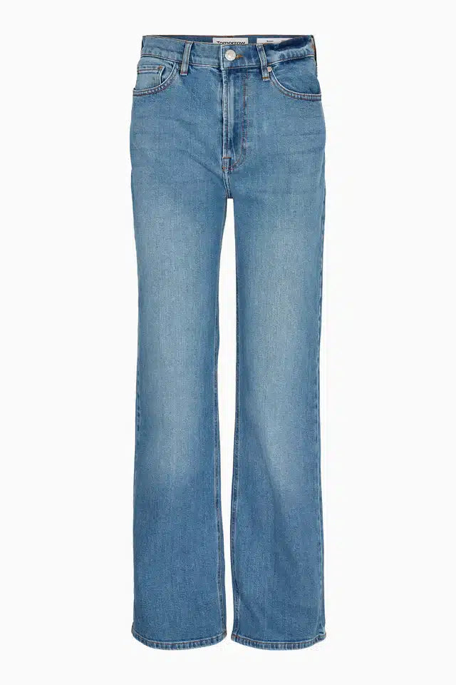 Et par lyseblå jeans står oprejst, med en høj talje og lige ben, placeret på en hvid baggrund.