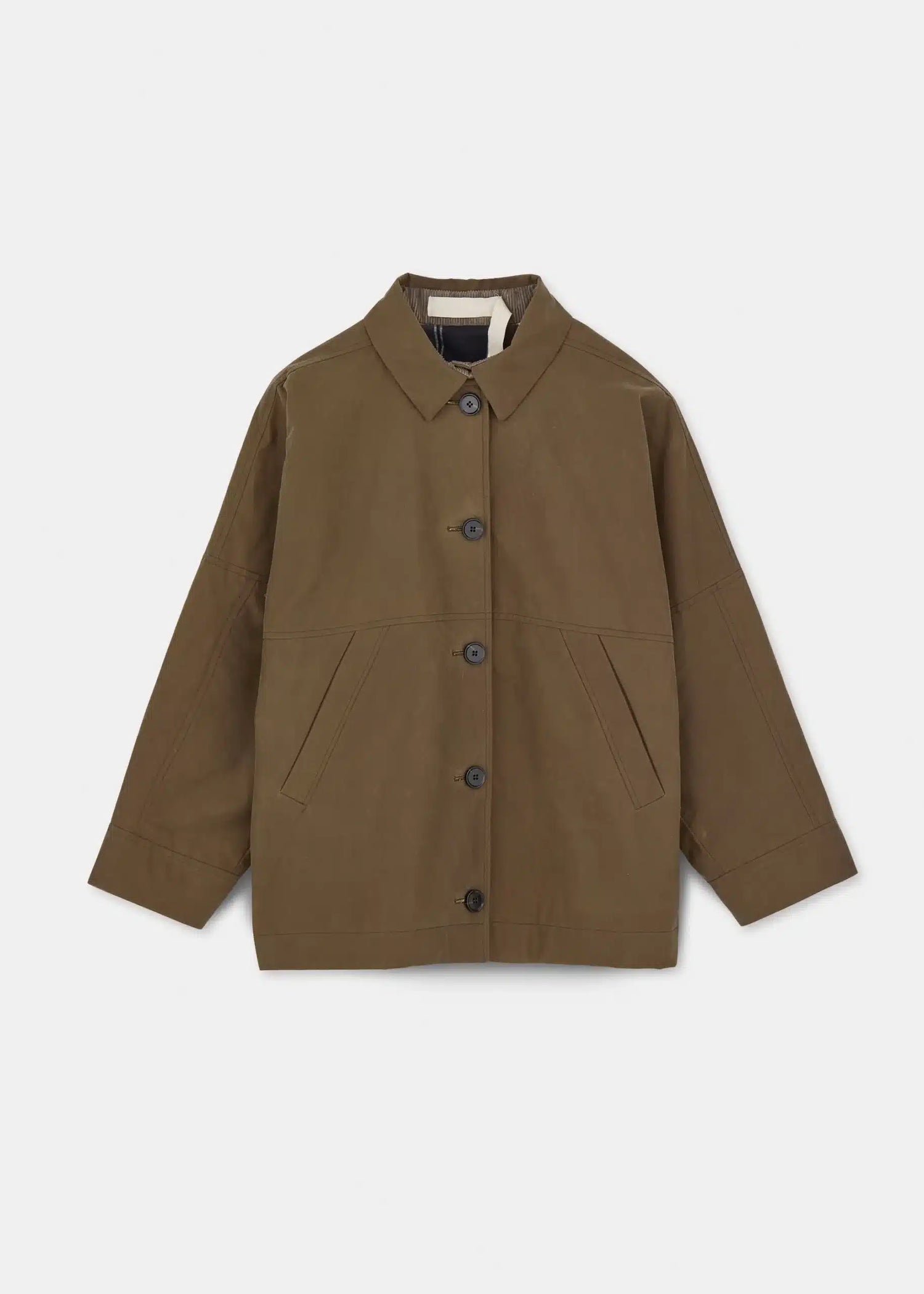 En khaki-farvet jakke er knappet op på en hvid baggrund. Jakken har en skjortekrave, fire knapper, to forlommer og lange ærmer.
