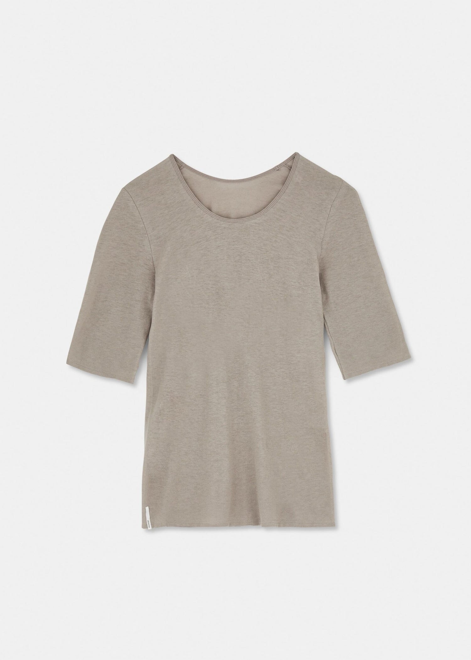 En lysebrun T-shirt med korte ærmer er spredt ud på en hvid baggrund. En lille hvid etiket med mørke bogstaver, "arzu" er synlig nederst til venstre.