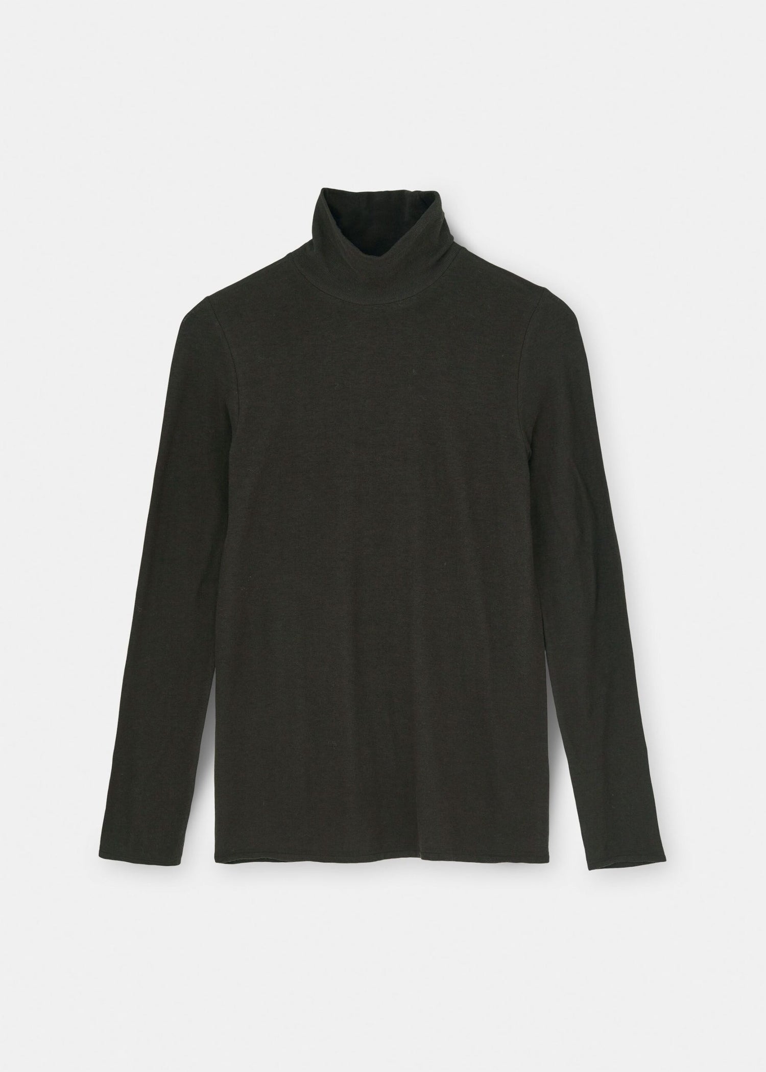 En mørkegrøn, langærmet rullekravebluse ligger fladt på en hvid baggrund. Stoffet ser blødt og behageligt ud.