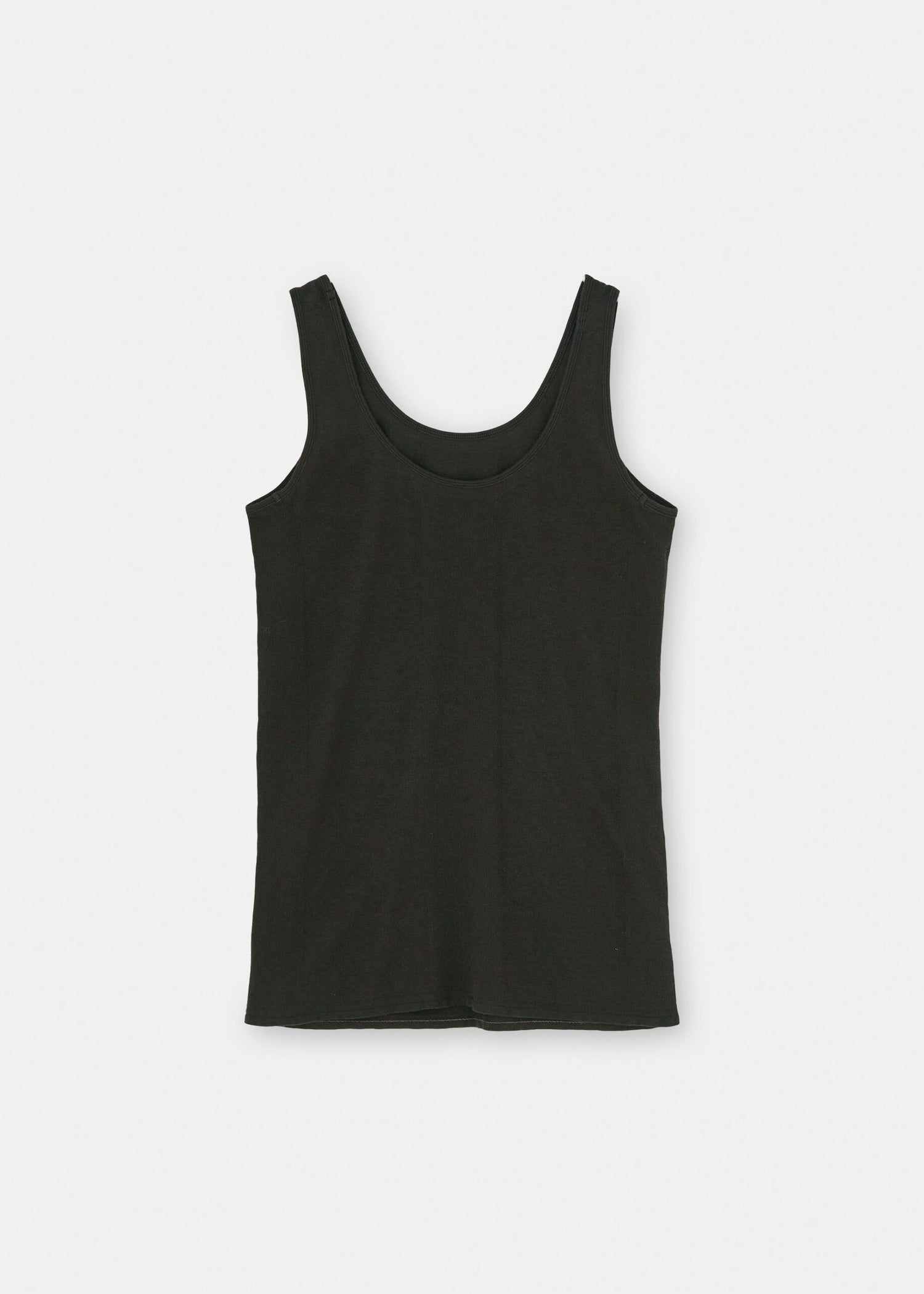 En sort tanktop ligger fladt på en hvid baggrund. Den har brede stropper og en rund halsudskæring.