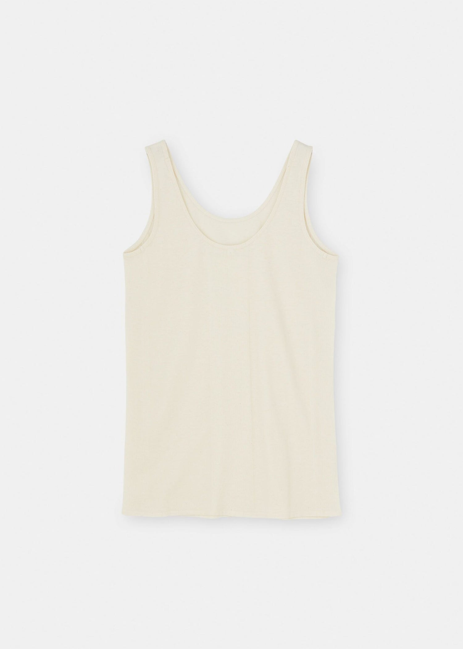 En råhvid tanktop ligger fladt på en hvid baggrund. Toppen har brede stropper og en rund halsudskæring.