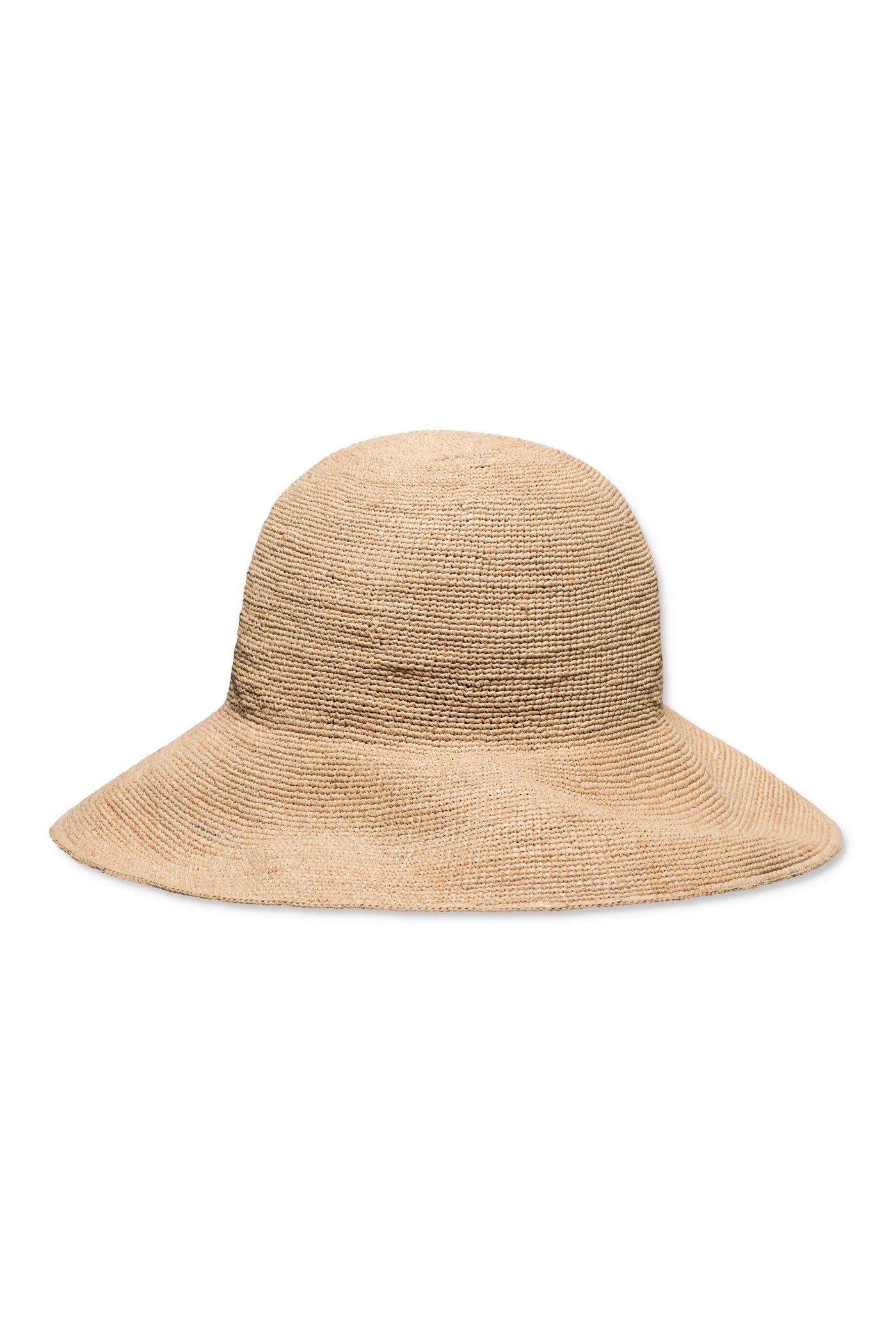 En stråhat med bred skygge ligger centralt. Hatten har en lys beige farve og er lavet af flettet strå, isoleret på en hvid baggrund.