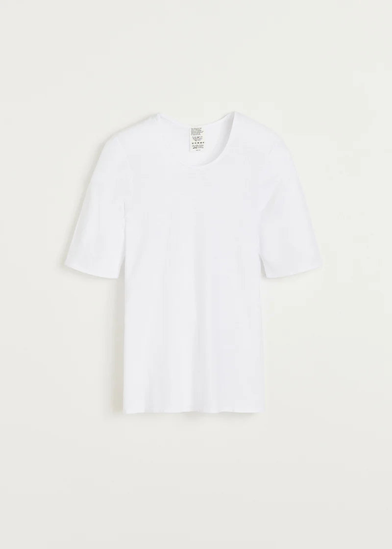 En hvid, kortærmet T-shirt ligger fladt på en hvid baggrund. En vaskelabel kan ses lige under kraven.