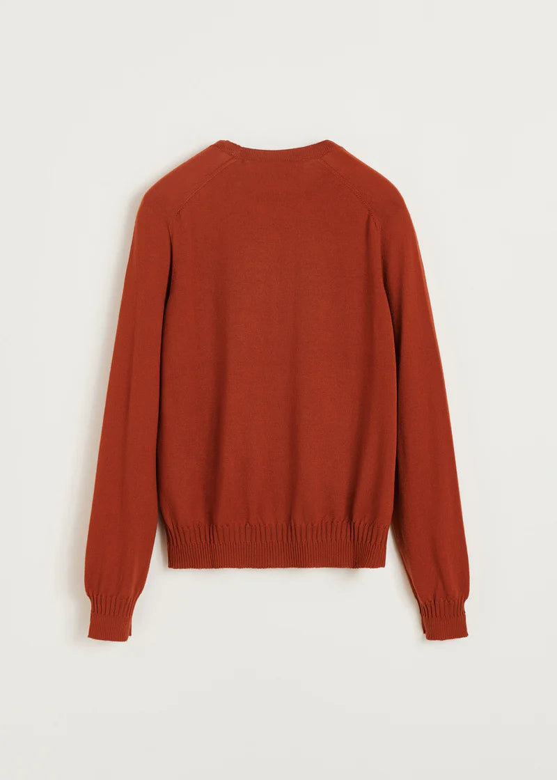 En rødbrun sweater vises på en hvid baggrund. Sweateren har lange ærmer og en rund hals.