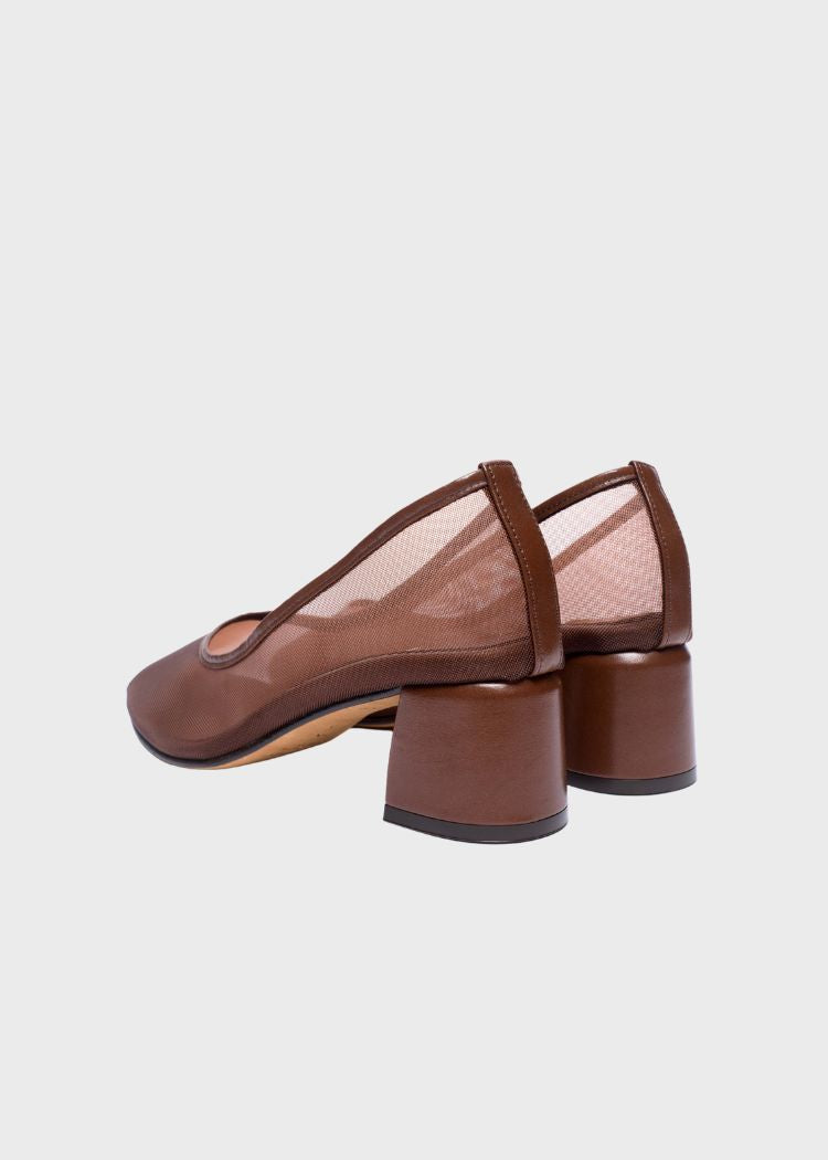 To brune damesko med firkantede hæle og mesh-detaljer står ved siden af hinanden på en hvid baggrund.