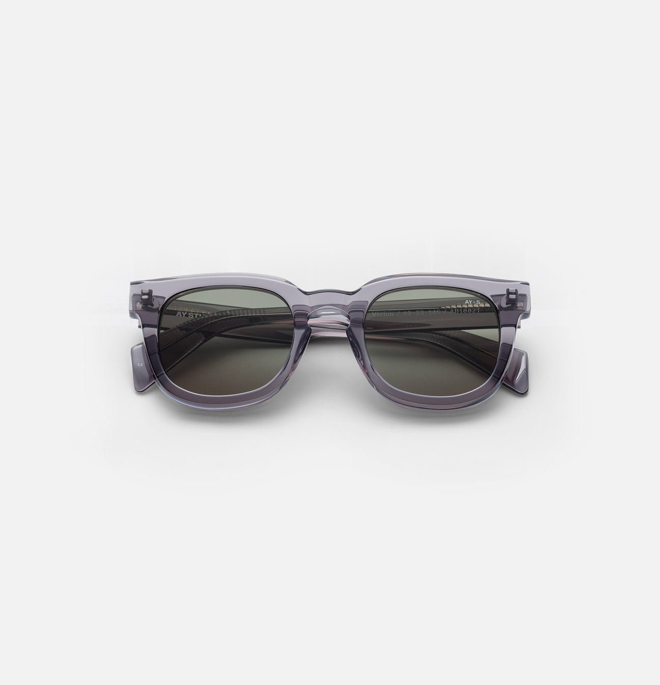 Et par lilla solbriller med runde glas ligger på en hvid baggrund. Teksten "AY. SUN Vision 7 49 23 145 / AB18821" er synlig på brillestellet.