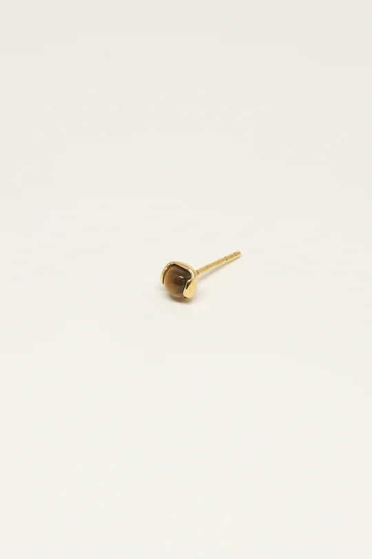 En enkelt guldørering med en tigerøje sten ligger på en hvid baggrund. Øreringen er i en vinkel, der viser stenen og stikket.