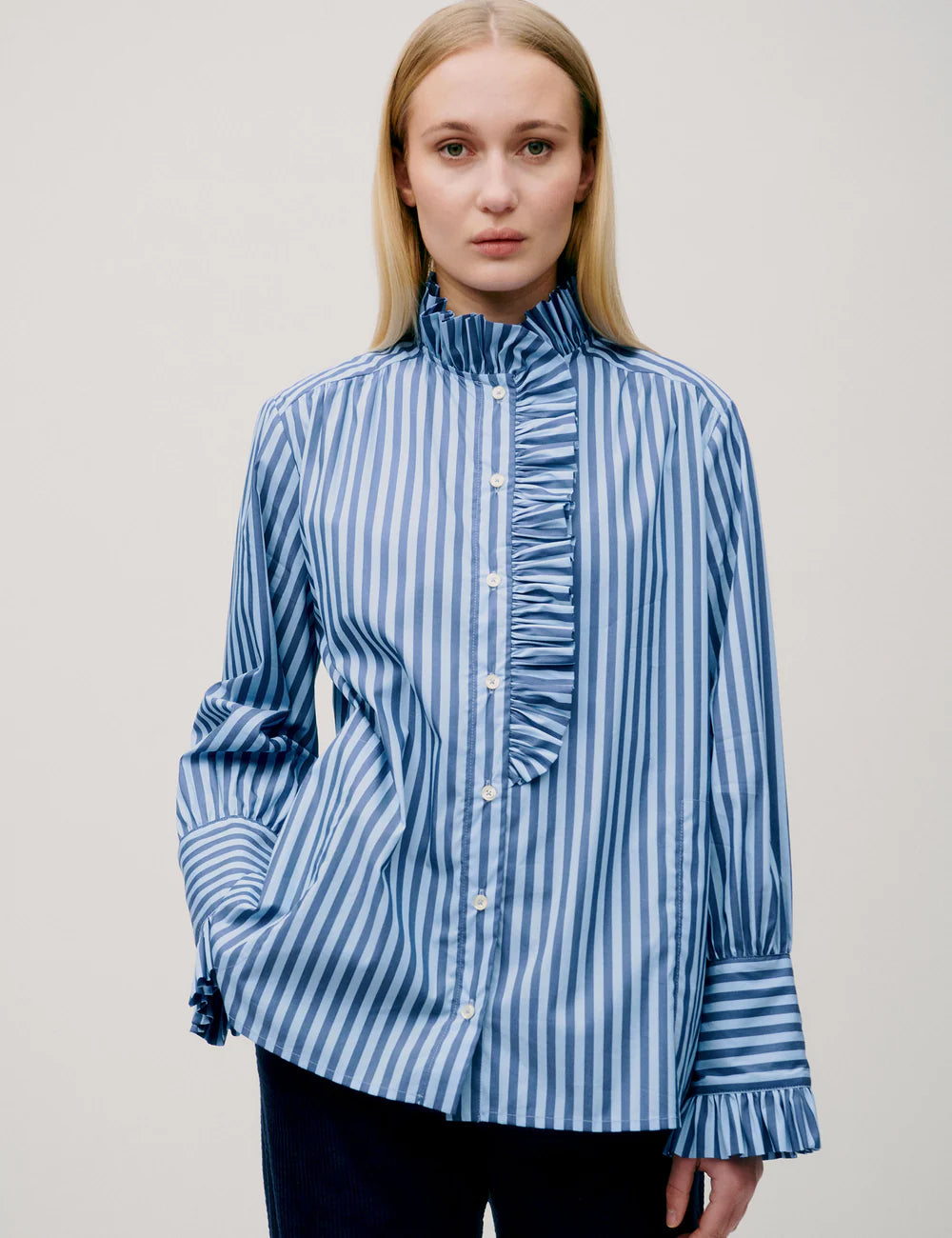 APOF Annemonne Blouse | Blue Stripe | Skjorte med sidelommer & flæser