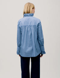 APOF Annemonne Blouse | Blue Stripe | Skjorte med sidelommer & flæser