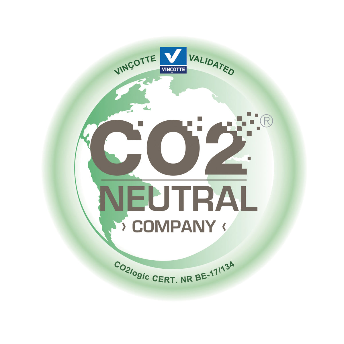 Etiket "CO2 Neutral" i mørkegrå skrift over et grønt verdenskort ses i en grøn cirkel med teksten "VINÇOTTE VALIDATED" og "CO2logic CERT. NR BE-17/134".