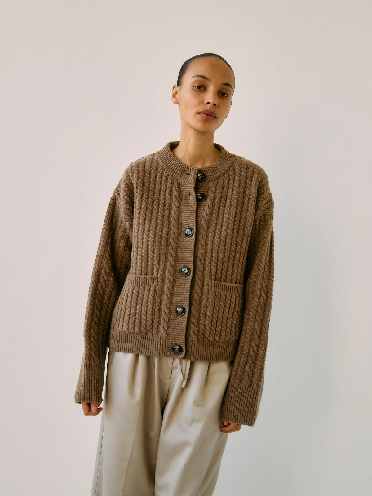 Proem Parades Gertrud Cable Cardigan | Coffee Melange