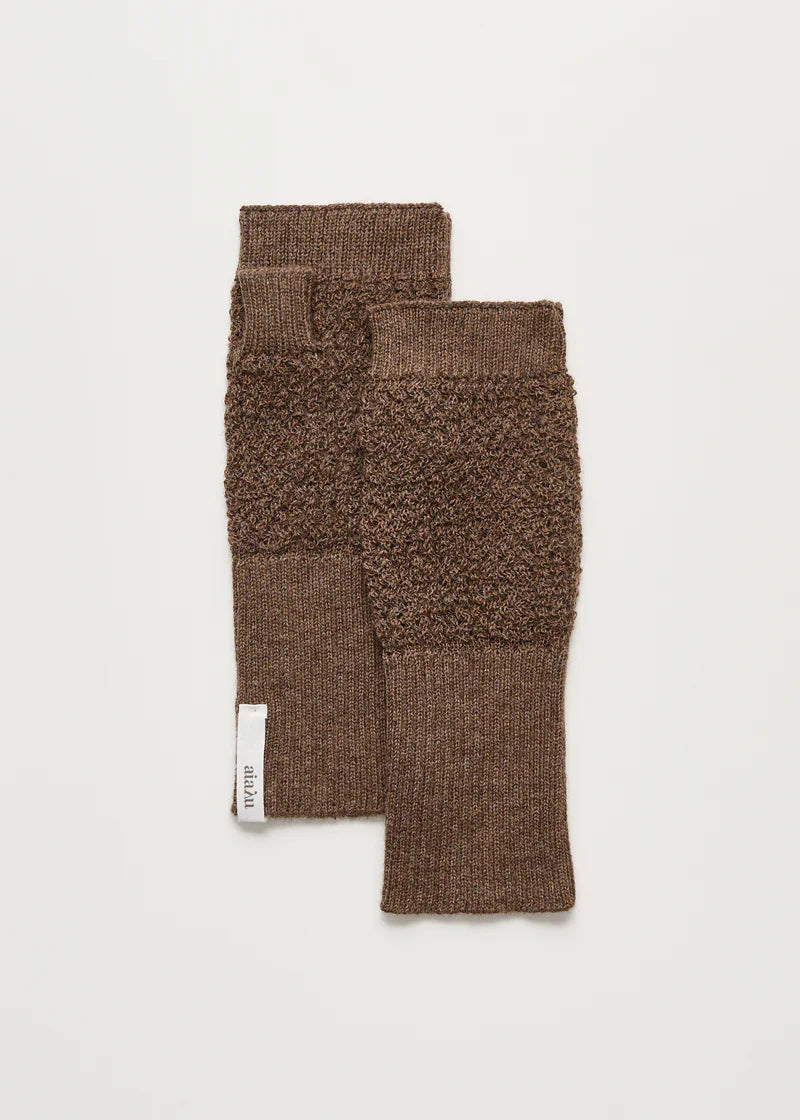 Aiayu Sandy Mittens - Pure Ilama | Brownie | Finger strik vanter i lamauld