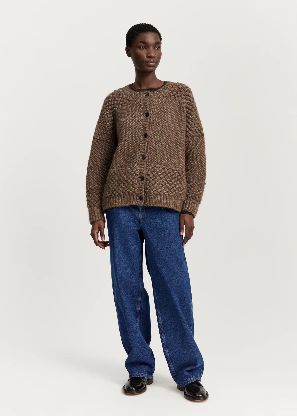 Aiayu Sierra Cardigan – llama wool | Pure Brownie | Håndstrikket i Lama Uld