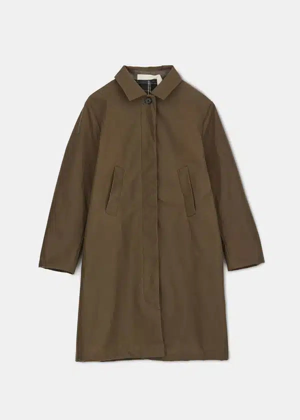 En khaki frakke er spredt ud, viser den minimalistiske stil med en krave, lange ærmer og to lommer, alt imod en hvid baggrund.