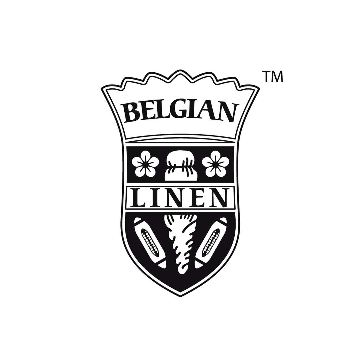 En stiliseret, sort våbenskjold viser teksten "BELGIAN LINEN" og et design med blomster, kogler og stiliseret hør. "TM" vises øverst til højre for våbenskjoldet.