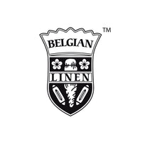 En stiliseret, sort våbenskjold viser teksten "BELGIAN LINEN" og et design med blomster, kogler og stiliseret hør. "TM" vises øverst til højre for våbenskjoldet.