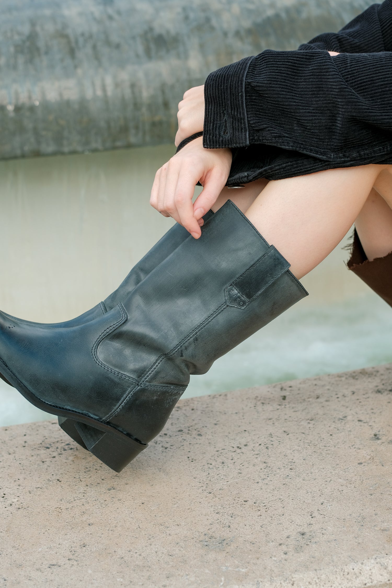 Dico Copenhagen Julia Gaucho Boot | Escovado Leather Charcoal Black