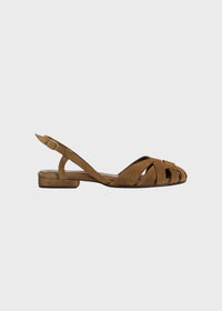 En brun, ruskindssandal med spænde ses mod en lys, neutral baggrund. Sandalen har krydsende stropper over tæerne og en lav hæl.