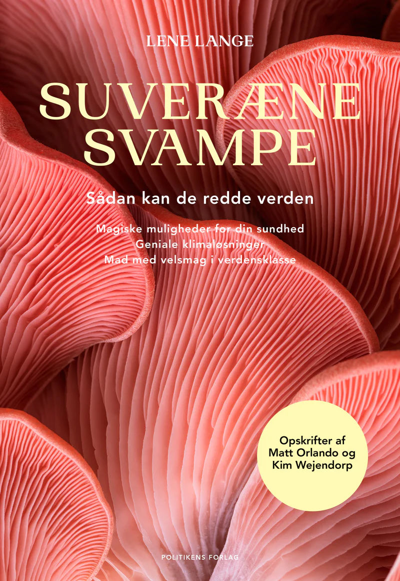 Tæt på lyserøde svampe viser bogomslaget "Suveræne Svampe" af Lene Lange. Tekst på omslaget lover "Magiske muligheder for din sundhed" og "Geniale klimaløsninger."