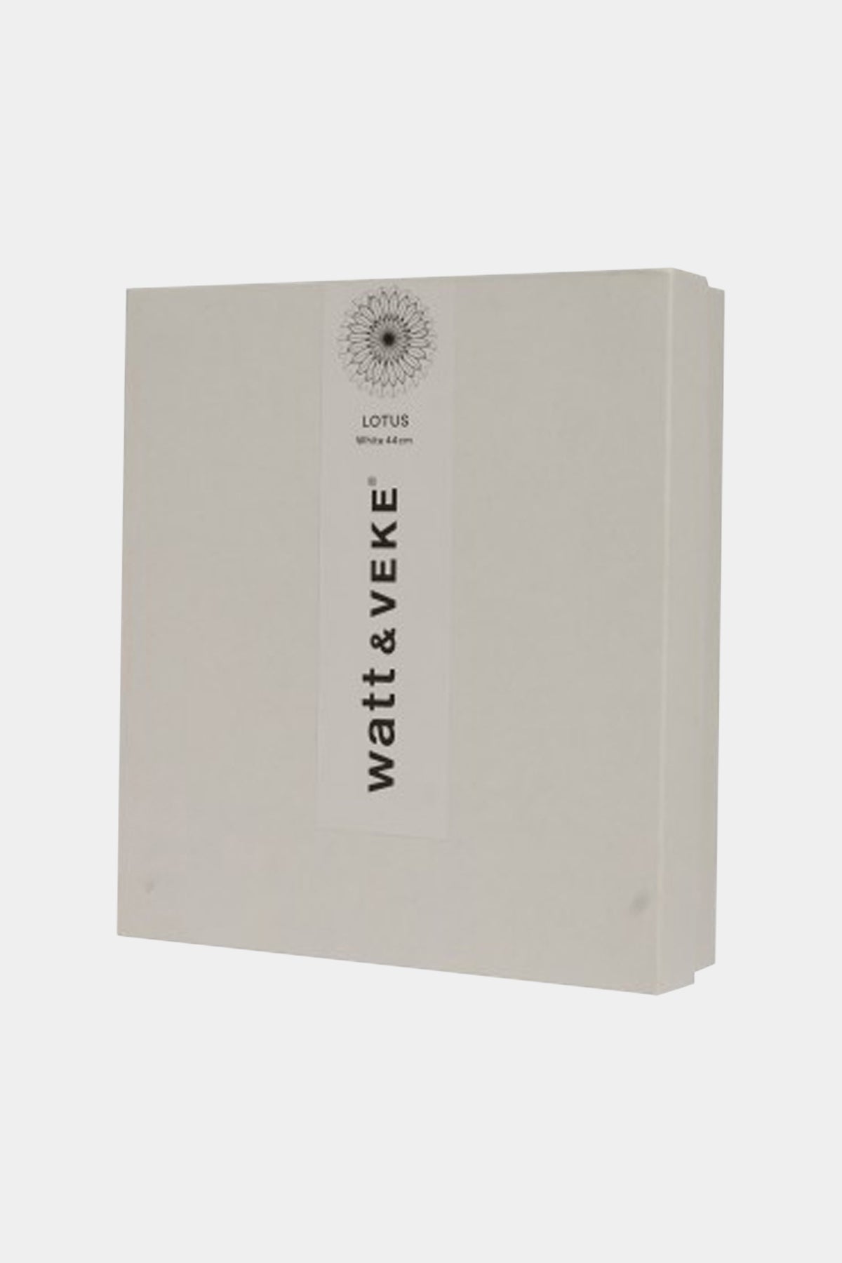 En kvadratisk, cremefarvet æske viser logoet "LOTUS white 44 cm" over ordene "watt & VEKE" i lodret, sort tekst, placeret mod en neutral baggrund.