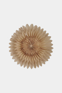 En lysebrun papirdekoration, formet som en blomst eller sol, er centreret mod en hvid baggrund. Den har en radial struktur med mange blade, der stråler ud fra midten.